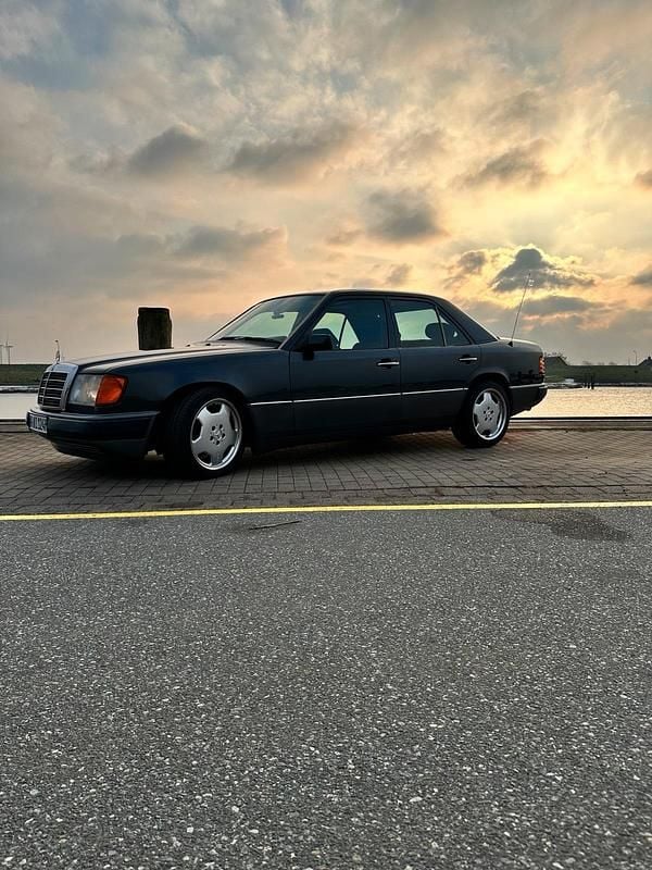 Schwarz Gebraucht 1991 Mercedes 300 Limousine | 11.200 € - Bild 1/4