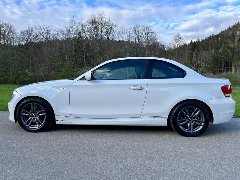 Weiß Gebraucht 2009 BMW 120 Coupé M Sport Coupé | 6.990 € - Bild 1/4