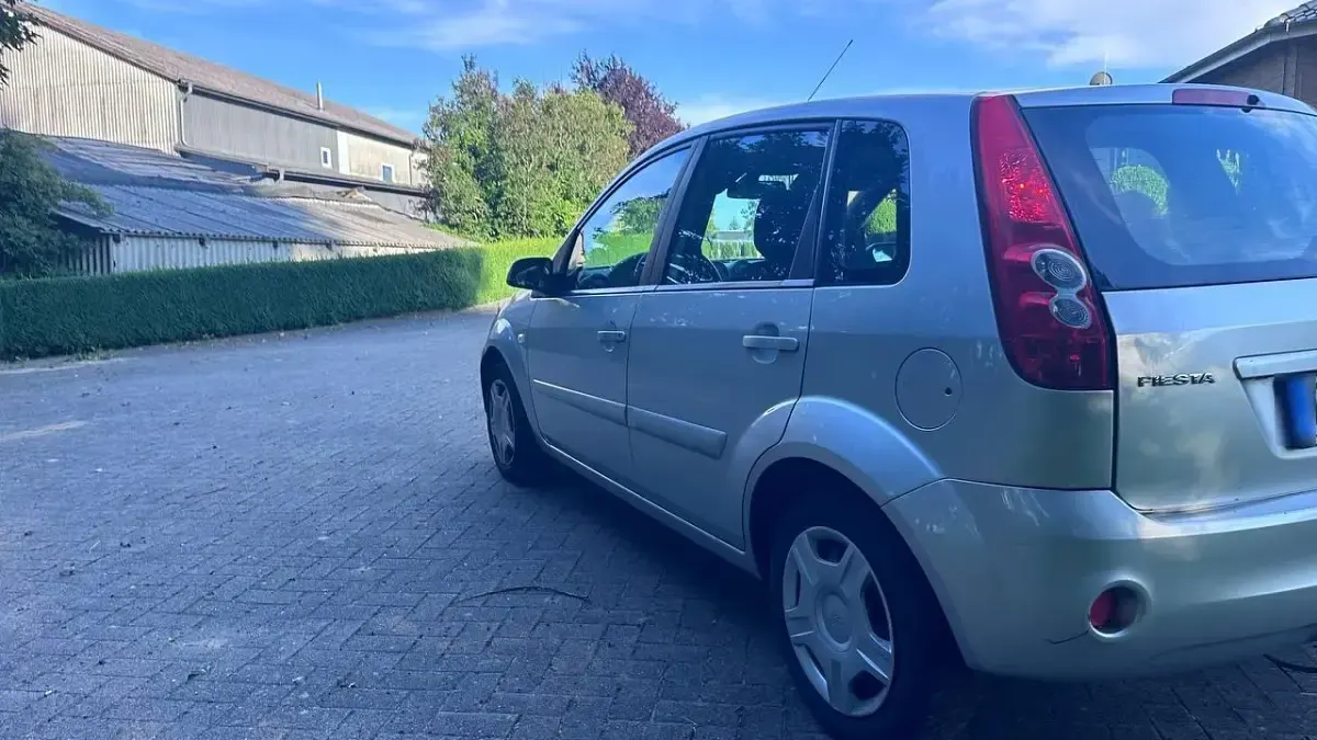 Gebraucht Ford Fiesta 80 PS (58 kW) 2008 Grau Kleinwagen