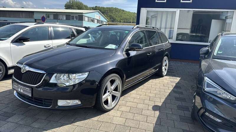 Schwarz Gebraucht 2011 Skoda Superb Kombi | 6.480 € (Guter Preis) - Bild 1/4