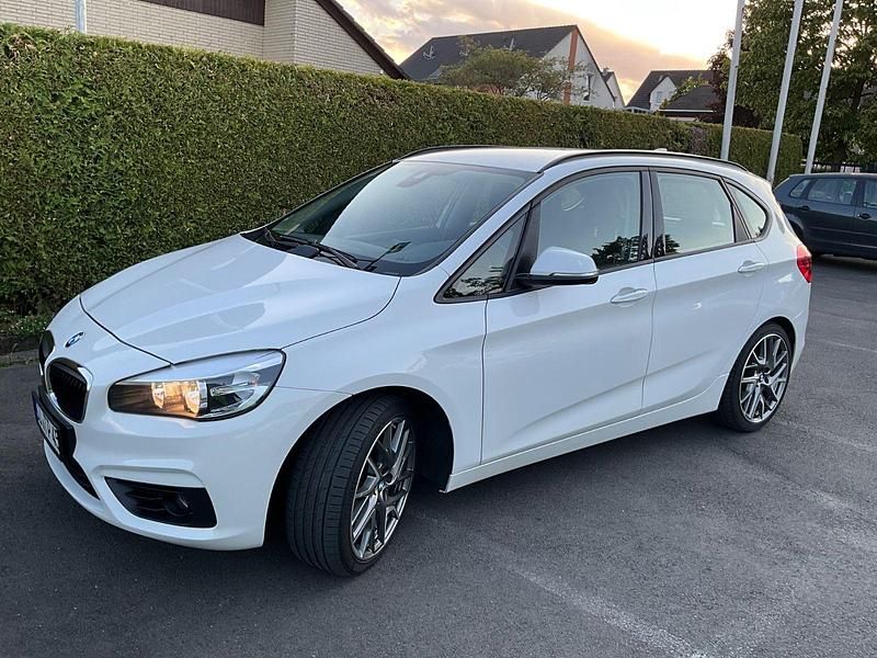 Weiß Gebraucht 2015 BMW 218 Active Tourer Van / Kleinbus | 8.900 € (Fairer Preis) - Bild 1/4