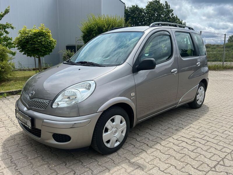 Grau Gebraucht 2004 Toyota Yaris Verso Van / Kleinbus | 3.990 € (Fairer Preis) - Bild 1/4