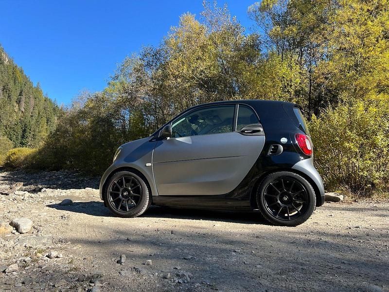 Grau Gebraucht 2018 Smart ForTwo Coupé Coupé | 15.699 € - Bild 1/4