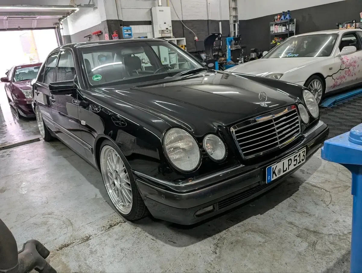 Gebraucht Mercedes E280 Elegance 204 PS (150 kW) 1999 Schwarz Limousine