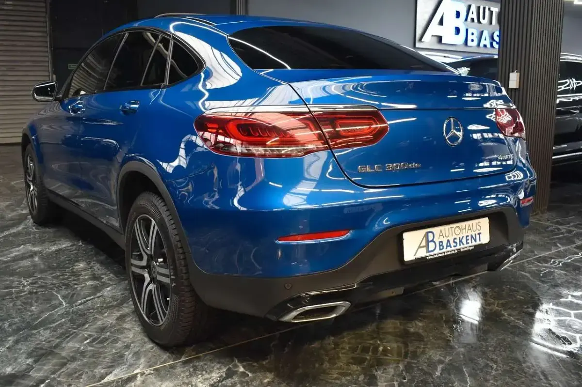 Second-hand Mercedes GLC300e 194 CP (142 kW) 2022 Albastru Berlinǎ