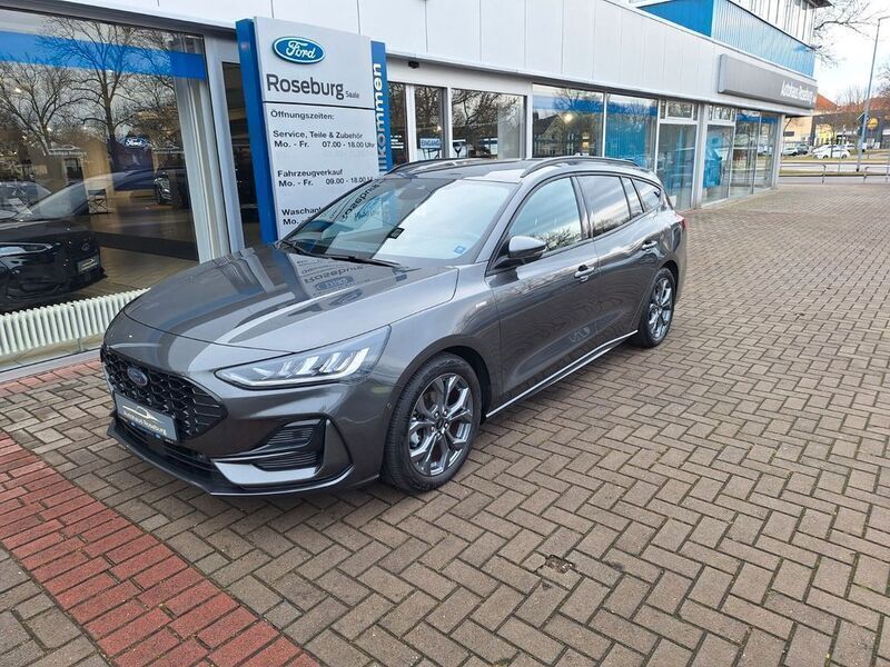 Grau Gebraucht 2023 Ford Focus ST-Line X Limousine | 27.990 € (Etwas zu teuer) - Bild 1/4
