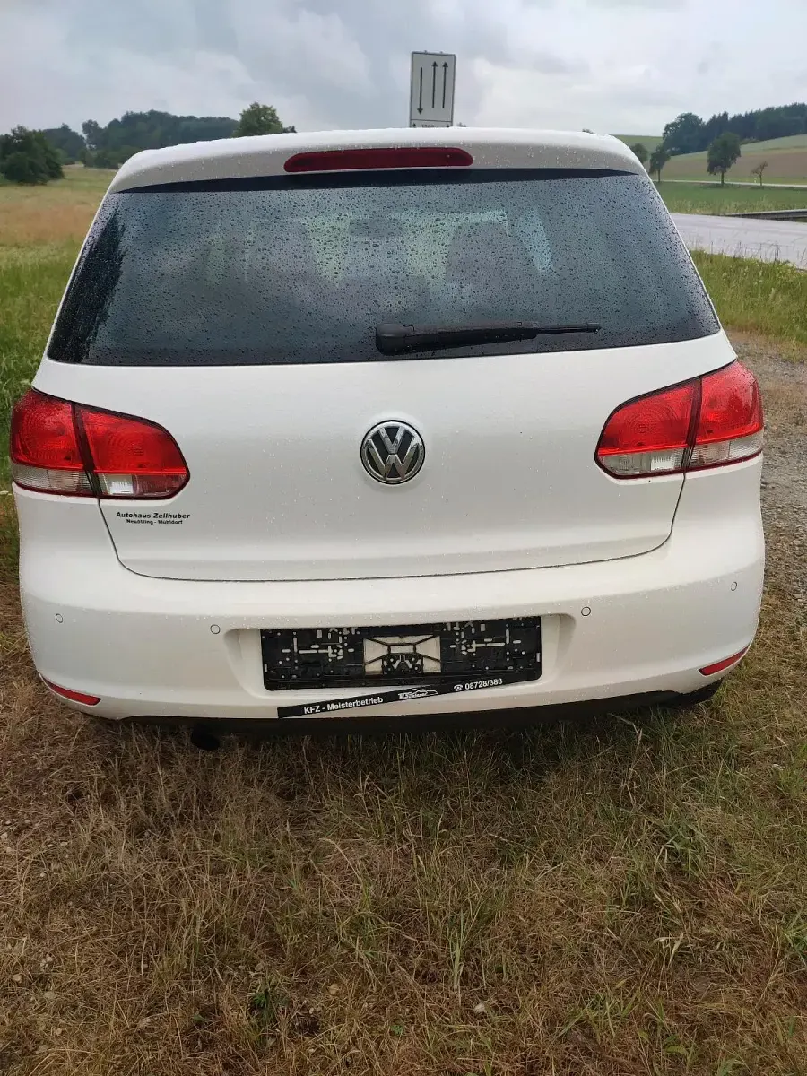 Gebraucht VW Golf VI 105 PS (77 kW) 2011 Weiß Kleinwagen