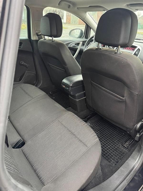 Gebraucht Opel Astra 140 PS (102 kW) 2011 Schwarz Kleinwagen