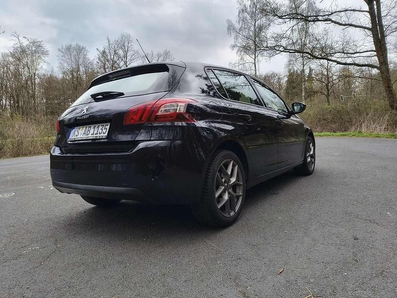 Gebraucht Peugeot 308 Active 125 PS (91 kW) 2014 Blau Kleinwagen