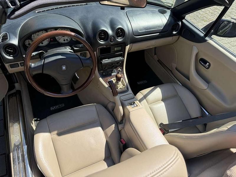 Second-hand Mazda MX5 140 CP (102 kW) 2000 Negru Cabrio