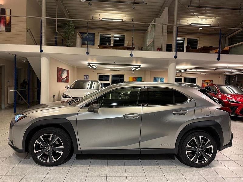 Gebraucht Lexus UX 250h 152 PS (111 kW) 2022 Silber SUV