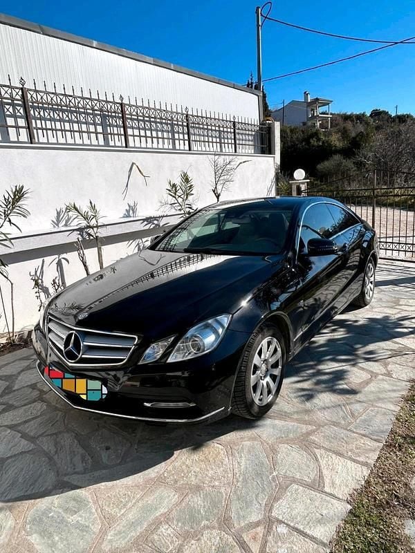 Schwarz Gebraucht 2011 Mercedes E200 Coupé | 11.900 € (Fairer Preis) - Bild 1/4