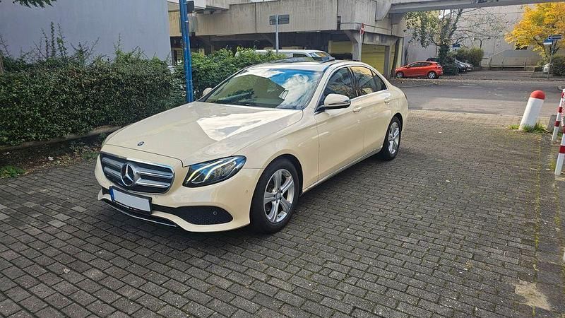 Beige Gebraucht 2016 Mercedes E220 Avantgarde Limousine | 12.500 € (Teuer) - Bild 1/4