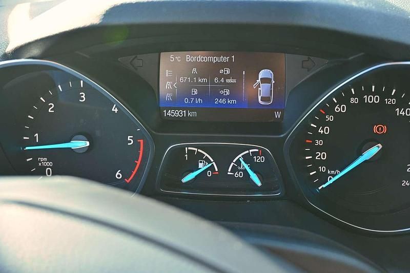 Gebraucht Ford Kuga Titanium 179 PS (131 kW) 2017 Weiß SUV