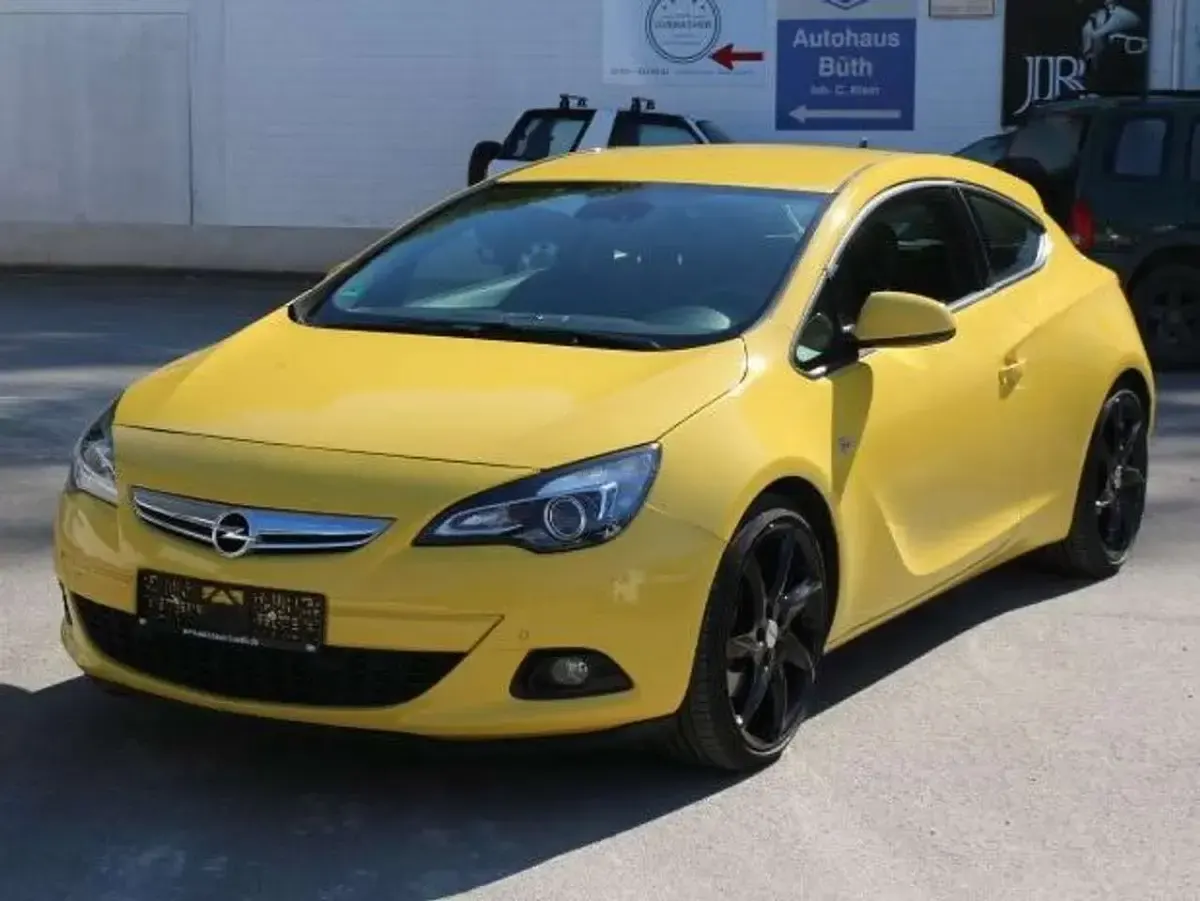 Gebraucht Opel Astra GTC Edition 179 PS (131 kW) 2011 Sunny yellow (uni) Coupé
