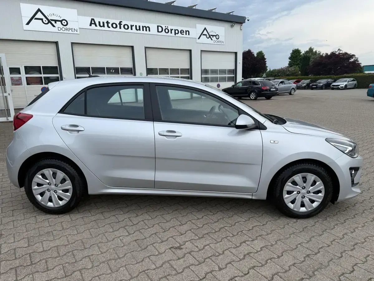 Gebraucht Kia Rio Edition 7 84 PS (61 kW) 2023 Silber Limousine