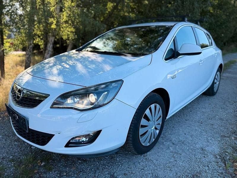 Weiß Gebraucht 2010 Opel Astra Cosmo Limousine | 3.590 € (Guter Preis) - Bild 1/4