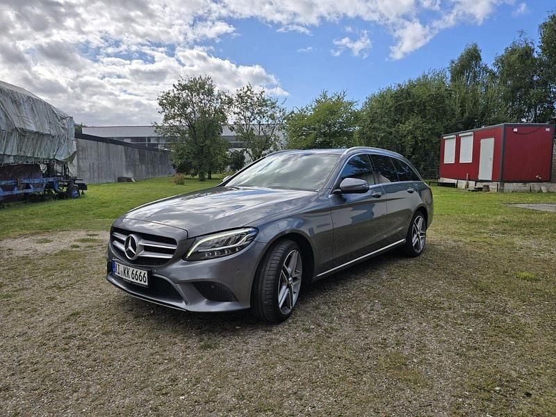 Grau Gebraucht 2018 Mercedes C200 Kombi | 13.799 € - Bild 1/4