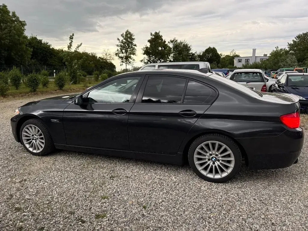 Gebraucht BMW 528 Sport Line 258 PS (189 kW) 2010 Sophistograu Limousine