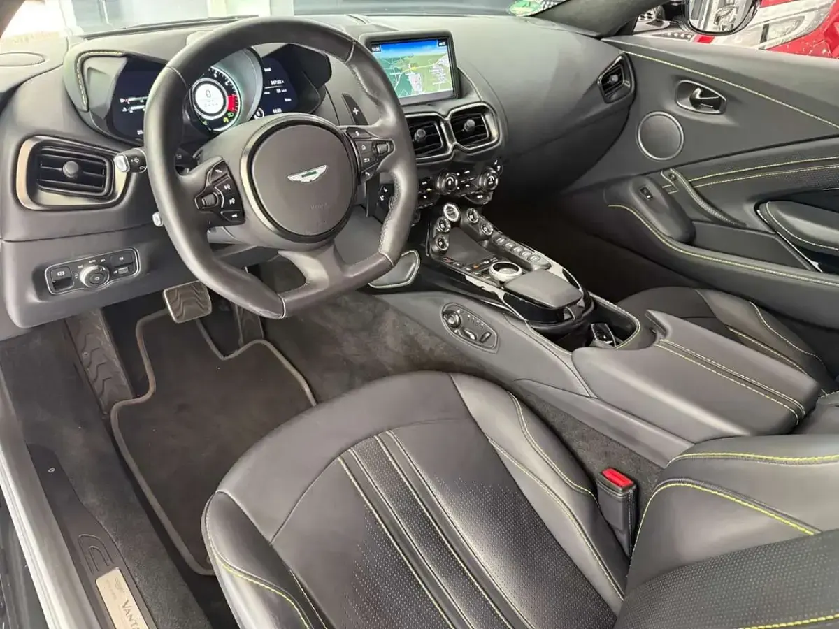 Gebraucht Aston Martin V8 510 PS (375 kW) 2023 Paint racing line apex grey Coupé