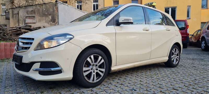 Gelb Gebraucht 2015 Mercedes B200 Van / Kleinbus | 4.899 € (Superpreis) - Bild 1/4