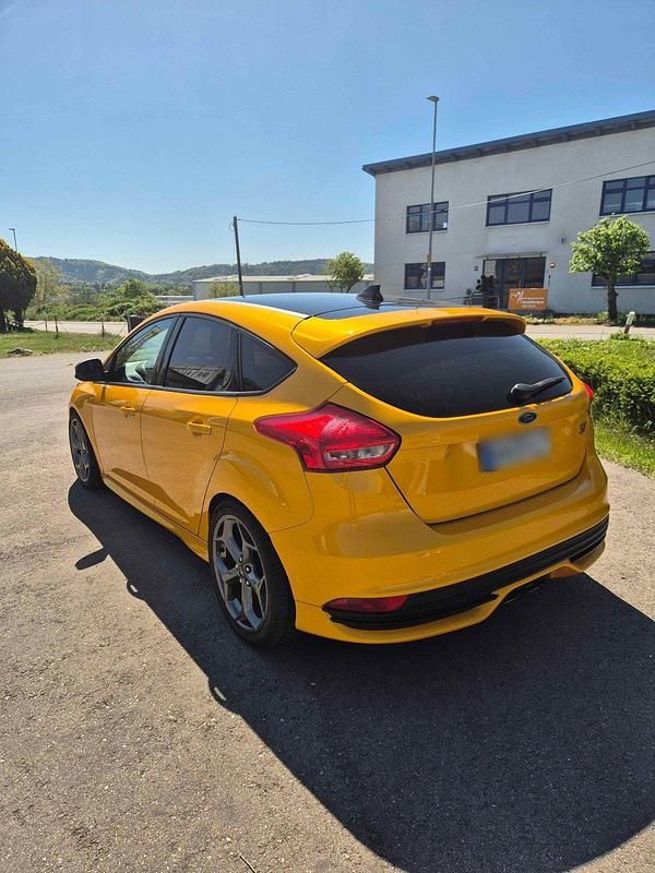 Gebraucht Ford Focus ST 250 PS (183 kW) 2015 Gelb Limousine