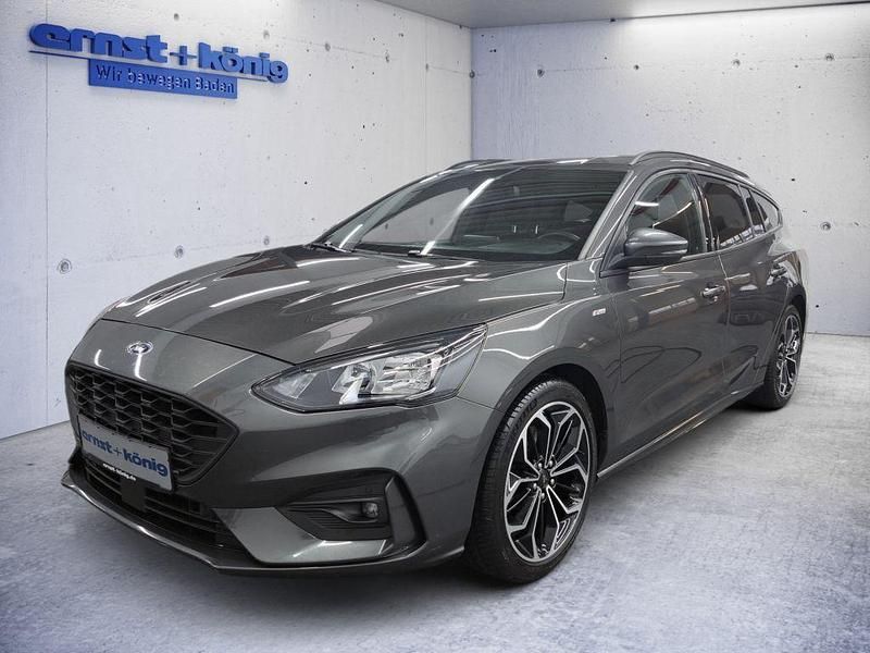 Grau Gebraucht 2021 Ford Focus ST-Line Limousine | 18.390 € (Etwas zu teuer) - Bild 1/4