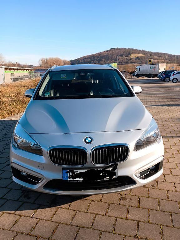 Silber Gebraucht 2014 BMW 218 Active Tourer Luxury Line Van / Kleinbus | 9.799 € (Fairer Preis) - Bild 1/4