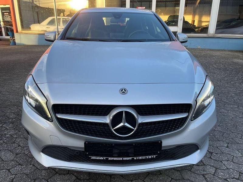 Gebraucht Mercedes A180 109 PS (80 kW) 2017 Silber Limousine