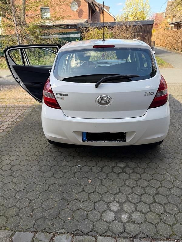 Gebraucht Hyundai i20 77 PS (56 kW) 2012 Weiß Kleinwagen