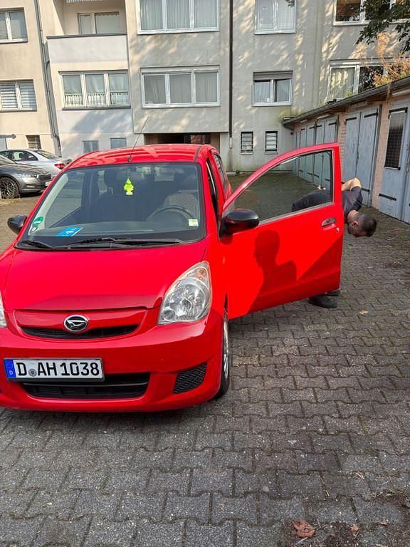 Rot Gebraucht 2012 Daihatsu Cuore Kleinwagen | 2.350 € (Fairer Preis) - Bild 1/4