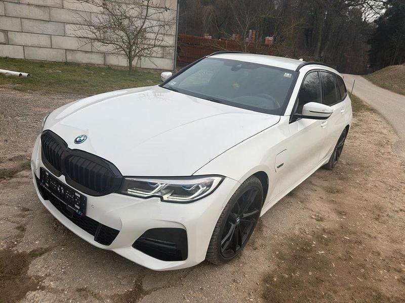 Gebraucht BMW 330e M Sport 292 PS (214 kW) 2021 Weiß Kombi