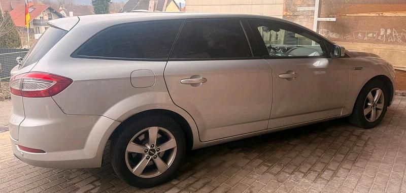 Gebraucht Ford Mondeo 150 PS (110 kW) 2011 Silber Kombi