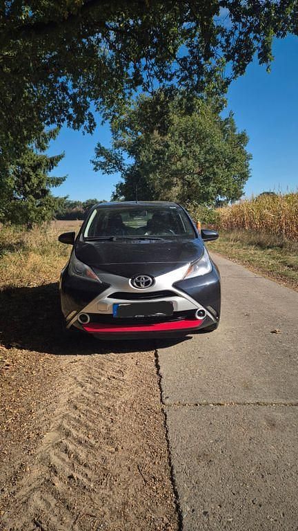 Schwarz Gebraucht 2016 Toyota Aygo Edition-S Kleinwagen | 6.800 € (Etwas zu teuer) - Bild 1/3