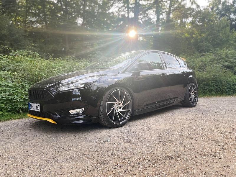 Gelb Gebraucht 2018 Ford Focus Business Edition Limousine | 12.900 € (Fairer Preis) - Bild 1/4