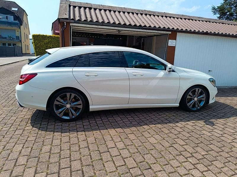 Weiß Gebraucht 2017 Mercedes CLA180 Shooting Brake Urban Kombi | 18.500 € (Guter Preis) - Bild 1/4