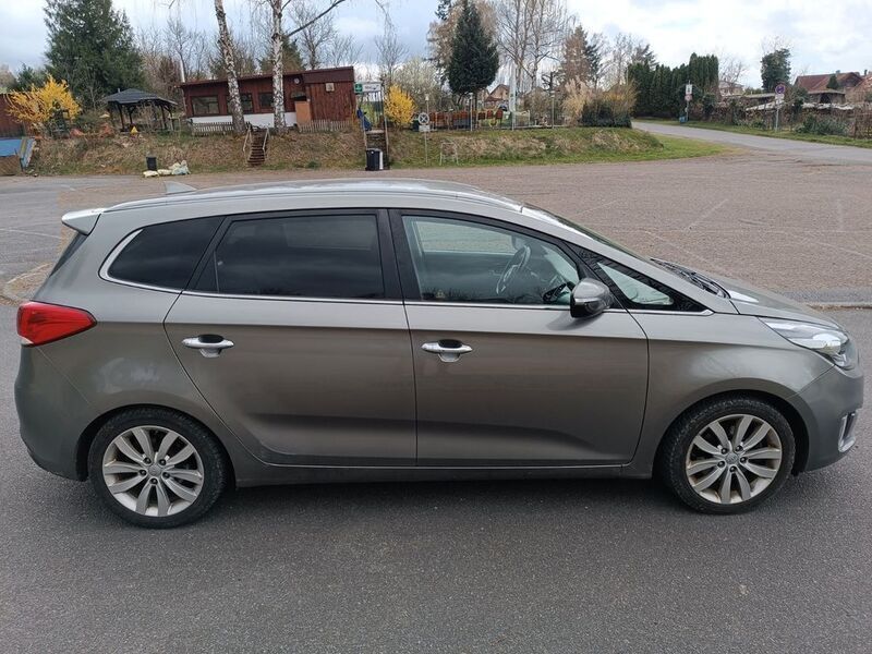 Grau Gebraucht 2016 Kia Carens DREAM-TEAM Edition Van / Kleinbus | 7.990 € (Fairer Preis) - Bild 1/4