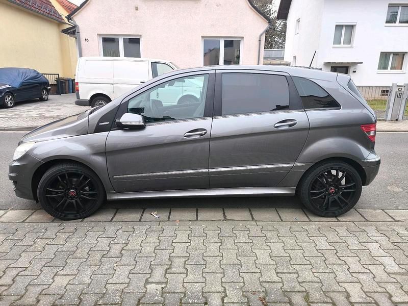 Grau Gebraucht 2010 Mercedes B180 Van / Kleinbus | 3.500 € (Fairer Preis) - Bild 1/4