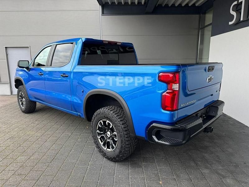 Neu Chevrolet Silverado 426 PS (313 kW) 2025 Blau SUV