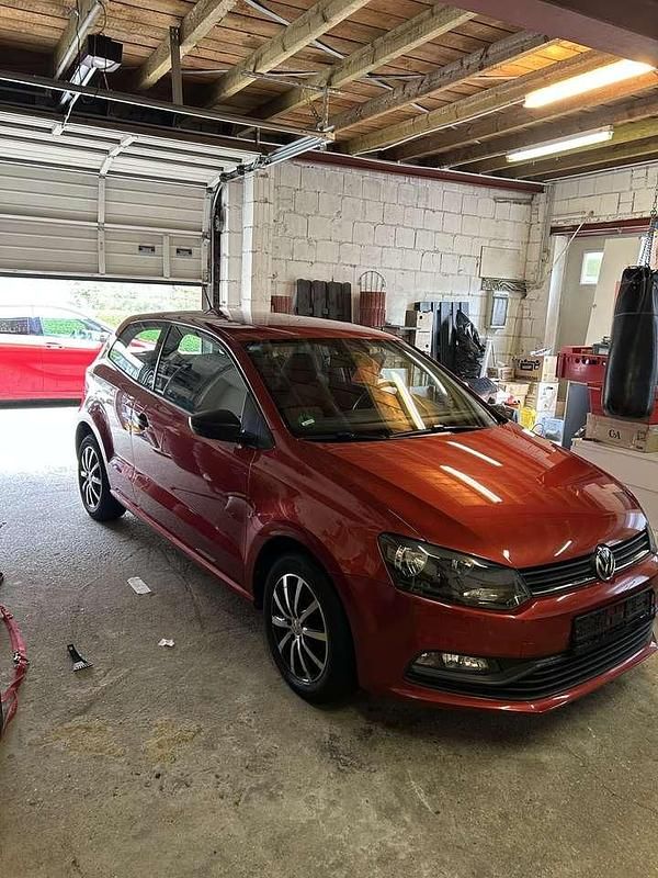 Rot Gebraucht 2015 VW Polo Trendline Kleinwagen | 6.500 € (Guter Preis) - Bild 1/4