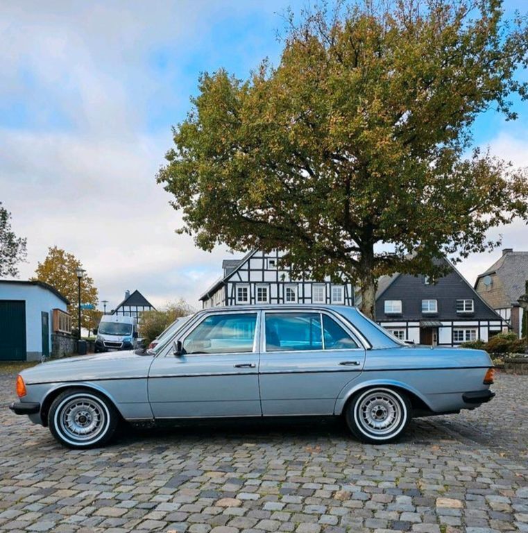 Blau Gebraucht 1982 Mercedes E300 Limousine | 10.500 € - Bild 1/4
