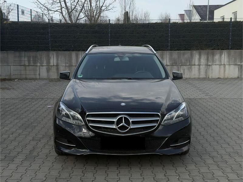 Gebraucht Mercedes E220 Elegance 170 PS (125 kW) 2015 Schwarz Kombi
