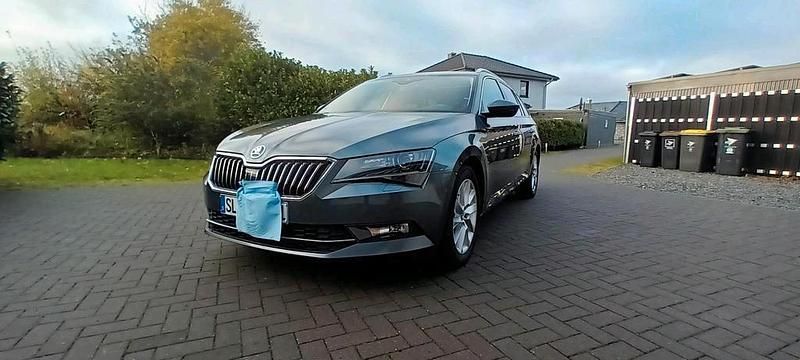 Grau Gebraucht 2018 Skoda Superb Kombi | 15.700 € (Guter Preis) - Bild 1/4