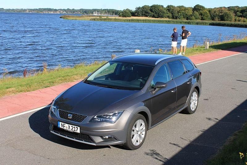 Braun Gebraucht 2016 Seat Leon X-Perience Kombi | 16.499 € (Fairer Preis) - Bild 1/4