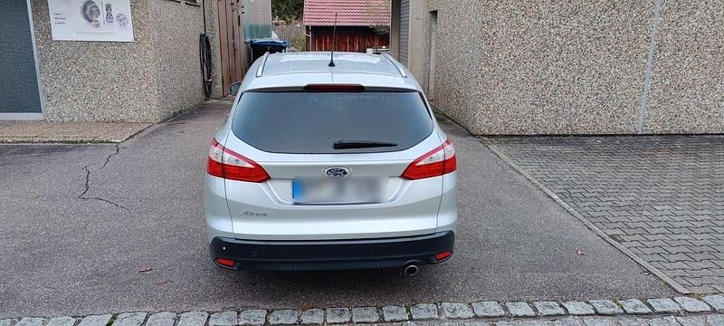 Silber Gebraucht 2011 Ford Focus Titanium Kombi | 3.750 € (Teuer) - Bild 1/4