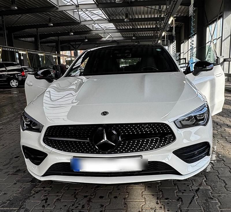 Weiß Gebraucht 2021 Mercedes CLA220 Shooting Brake Kombi | 29.999 € (Guter Preis) - Bild 1/4
