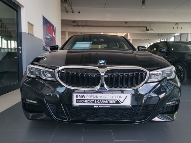 Gebraucht BMW 330 M Sport 389 PS (286 kW) 2021 Schwarz metallic black sapphire metallicschwarz Limousine