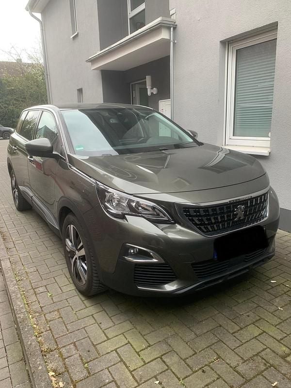 Grau Gebraucht 2020 Peugeot 5008 Van / Kleinbus | 15.300 € (Fairer Preis) - Bild 1/4