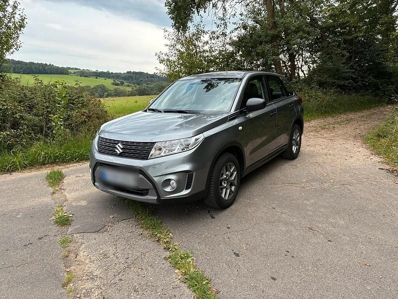 Grau Gebraucht 2017 Suzuki Vitara SUV | 14.790 € (Fairer Preis) - Bild 1/4
