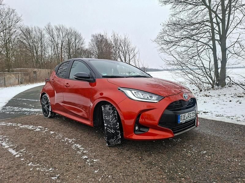 Orange Gebraucht 2022 Toyota Yaris Hybrid Limousine | 19.630 € (Fairer Preis) - Bild 1/4